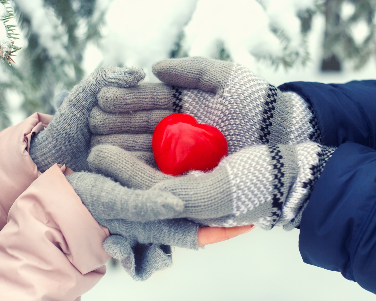 Руки парня и девушка с красным сердечком 