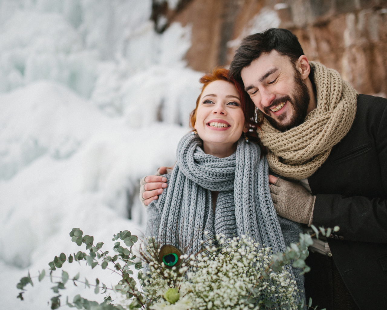Влюбленная счастливая пара зимой