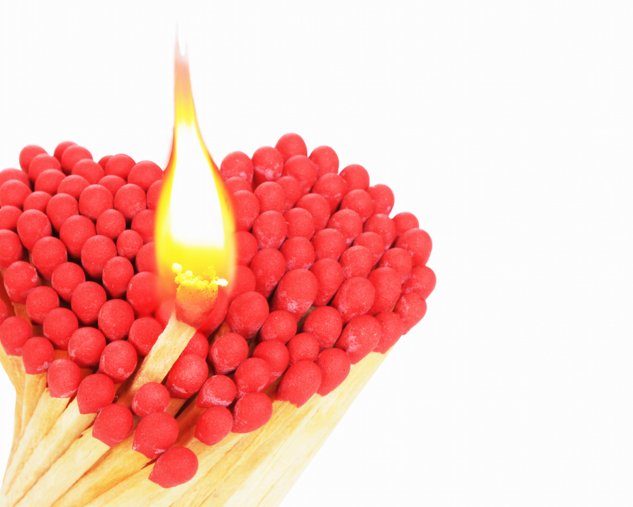 Сердце из спичек с красной серой на белом фоне