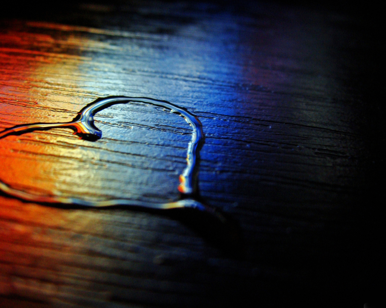 Сердце из воды на деревянной поверхности