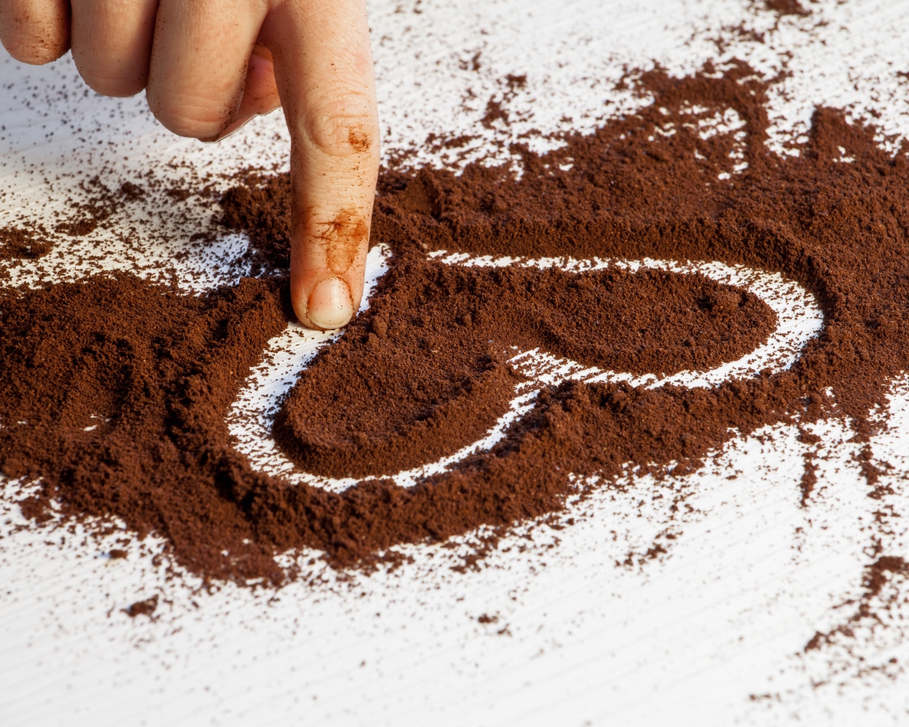 Сердце нарисовано на молотом кофе