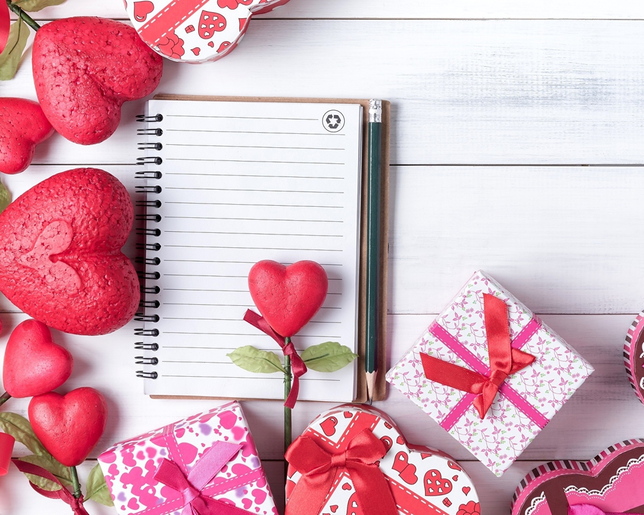 Сердца, подарки и тетрадь с карандашом шаблон для открытки