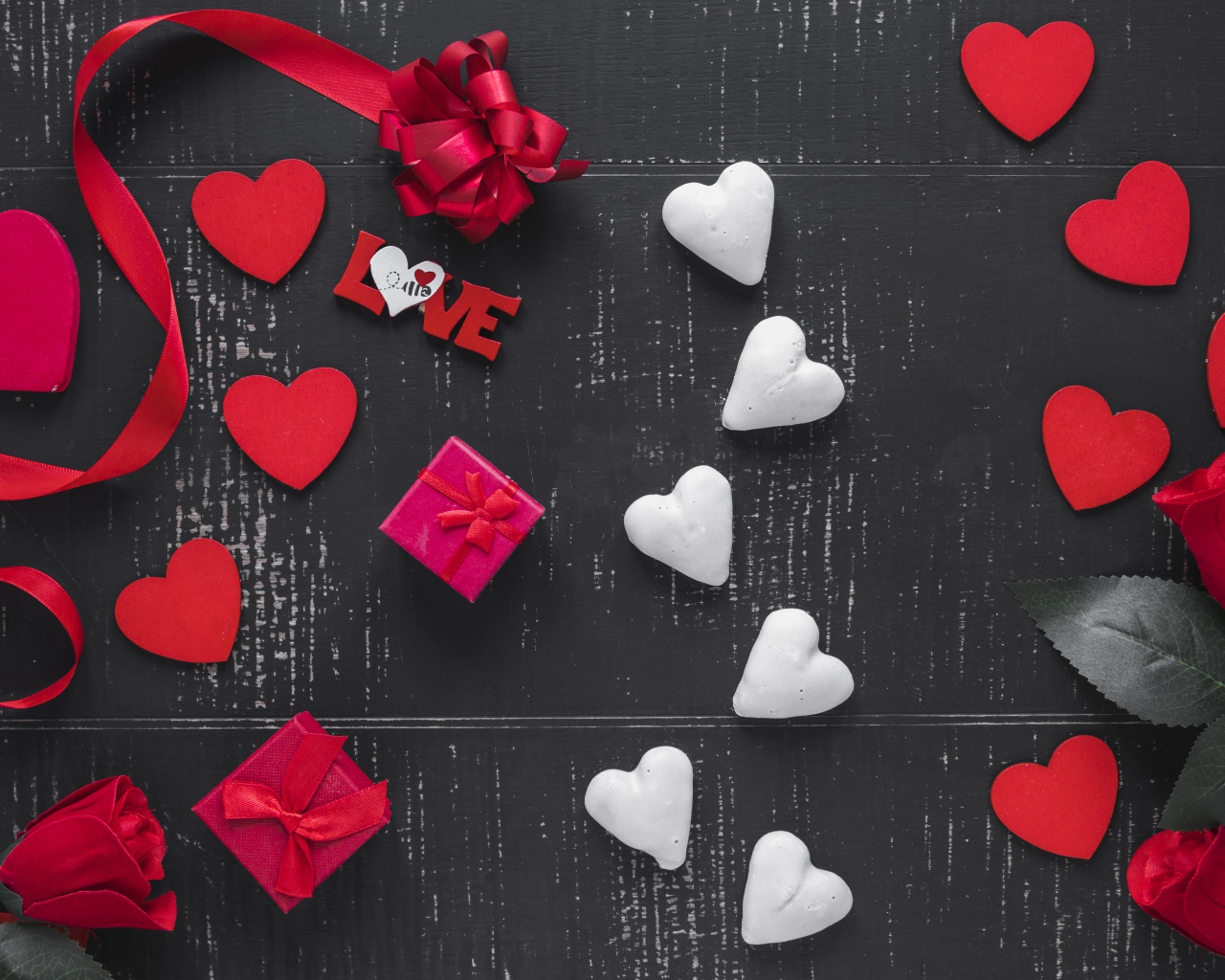 Сердечки с розами и красным бантом на сером фоне