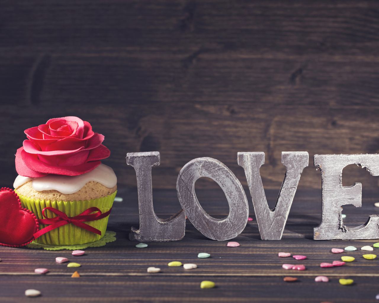 Надпись Любовь с красивым кексом с красным сердцем