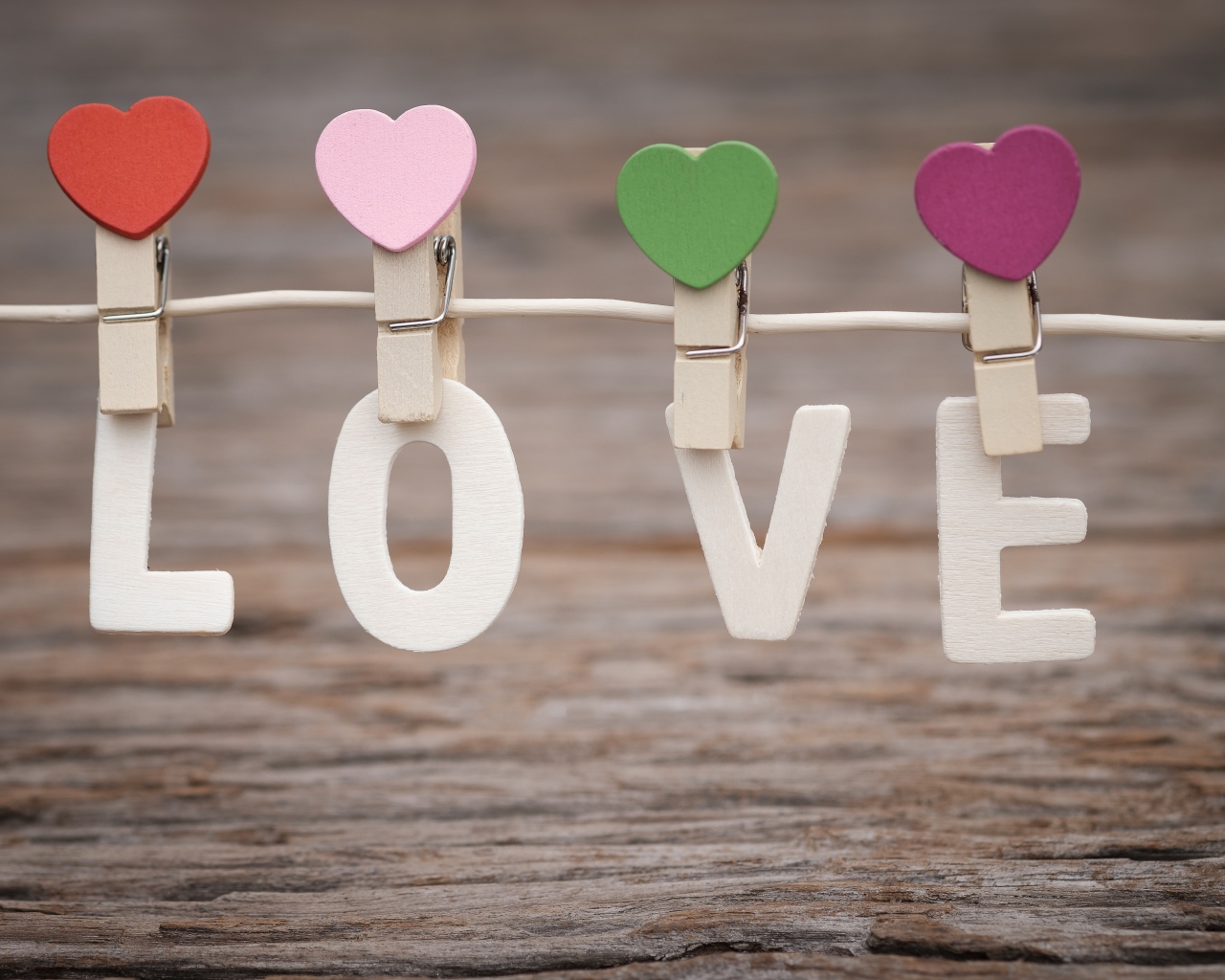 Буквы LOVE на прищепках на веревке