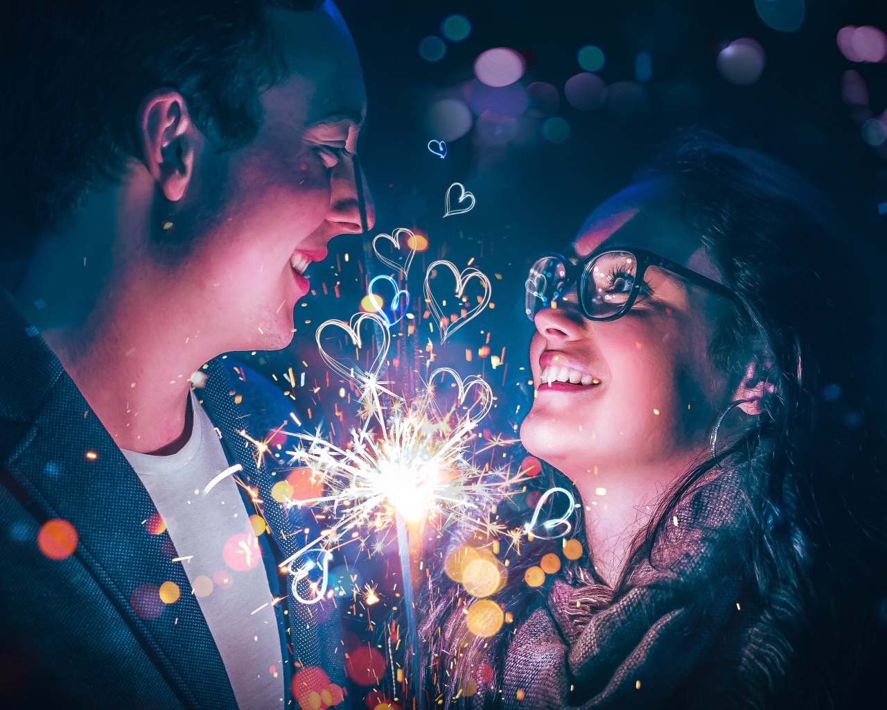 Влюбленные парень и девушка с бенгальским огнем в руке