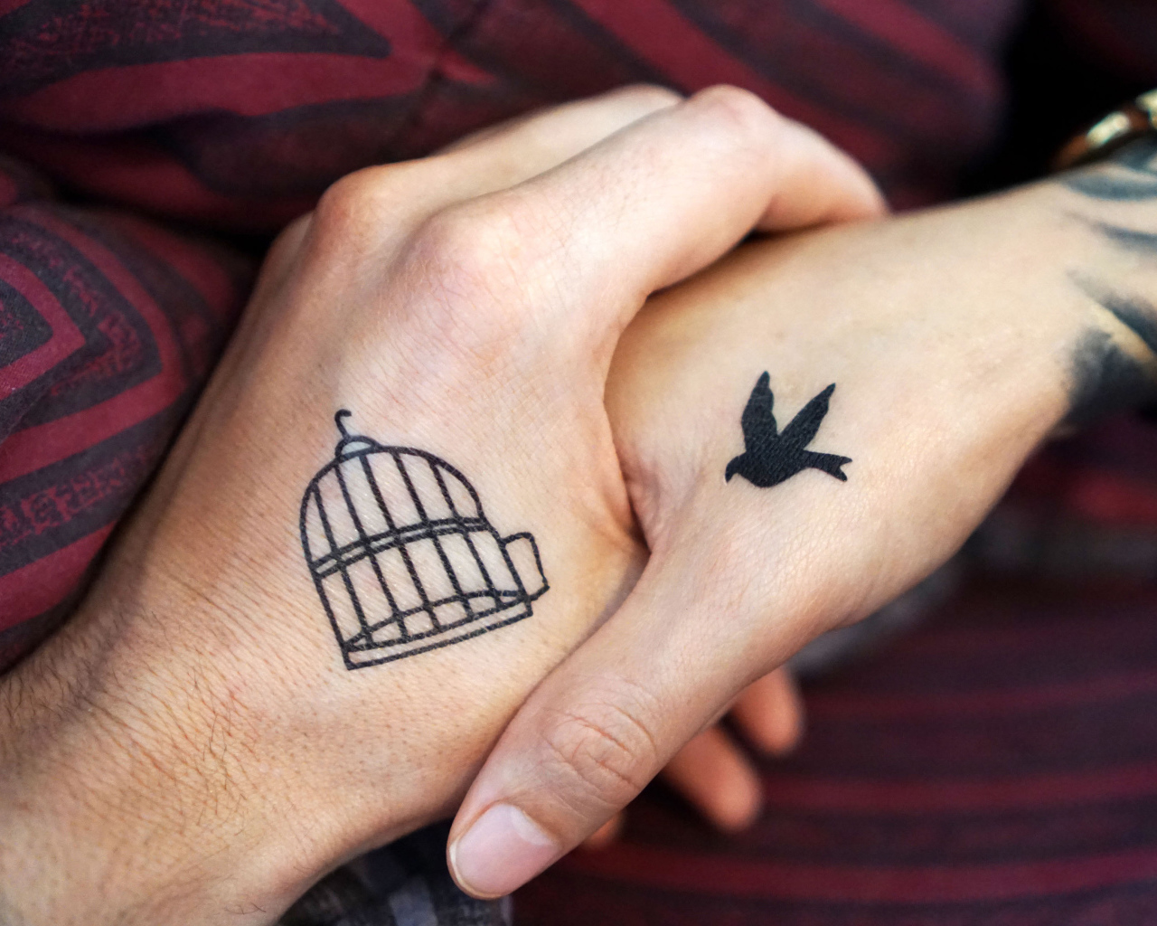 Влюбленная пара с татуировками на руках 