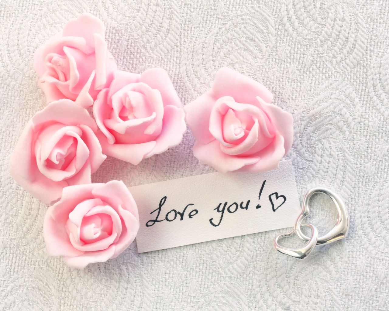 Розовые искусственные розы с сердечками