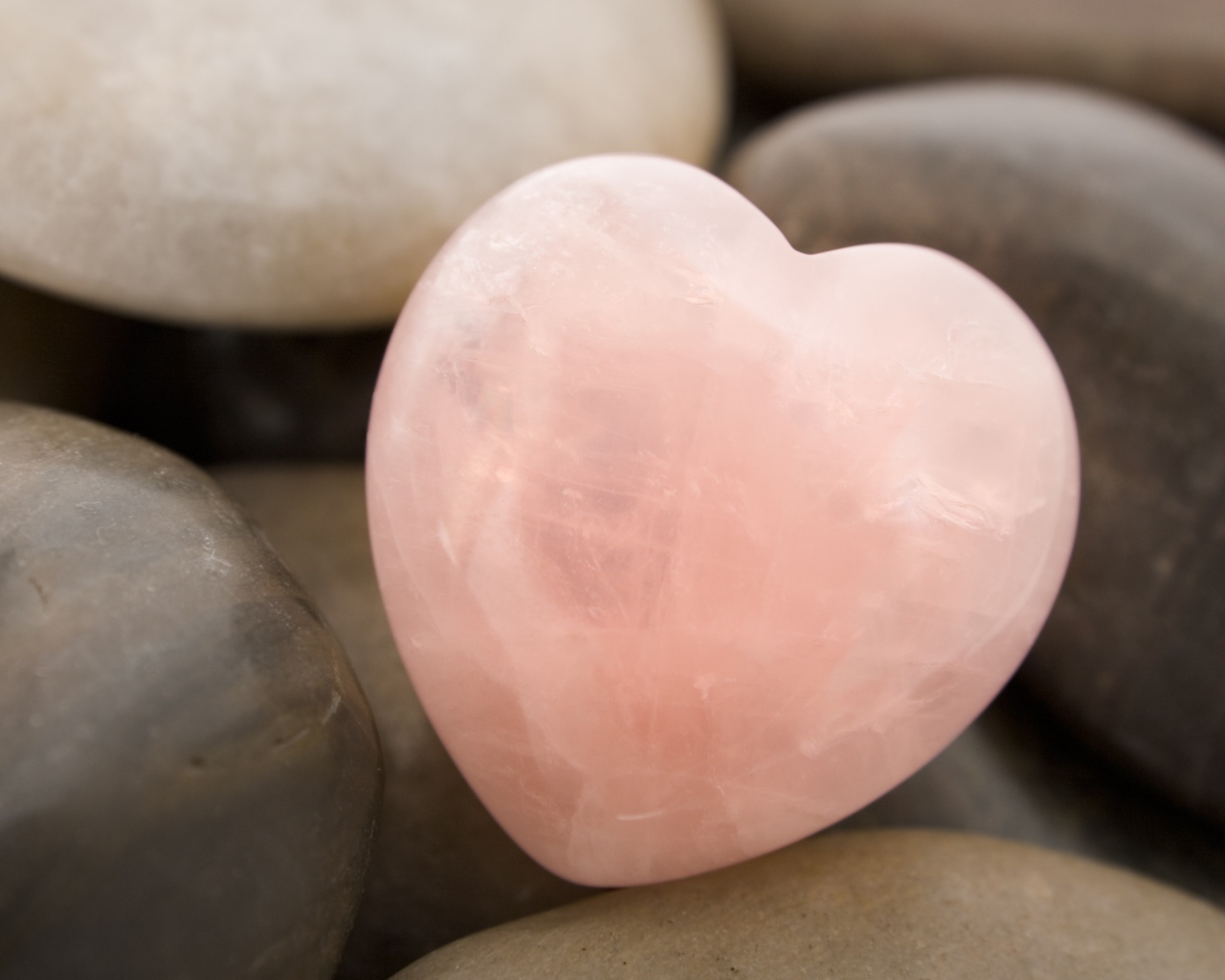 Розовый большой камень в форме сердца