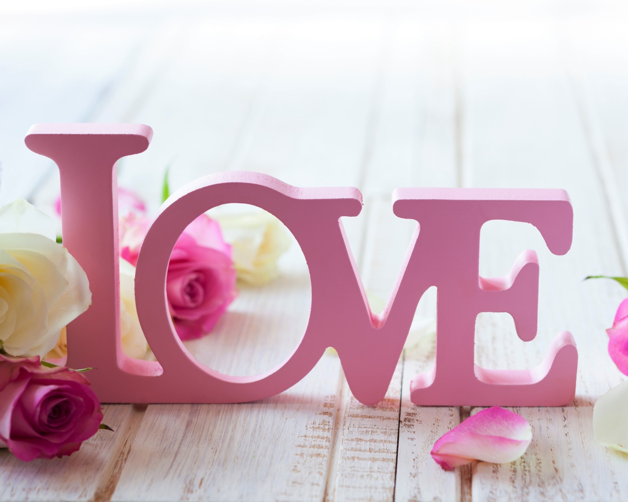 Розовая надпись любовь с нежными белыми и розовыми розами