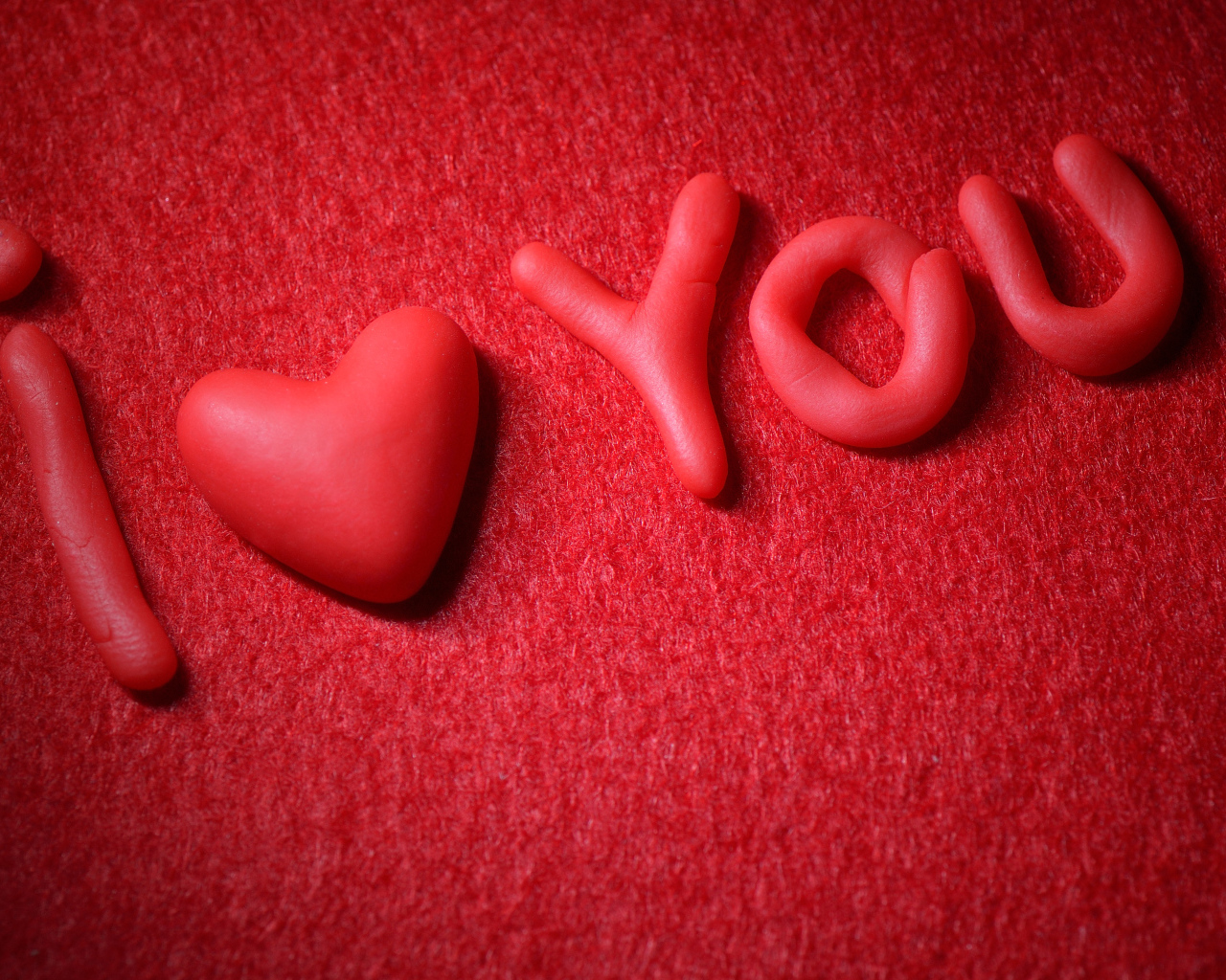 Пластилиновая надпись на красном фоне 