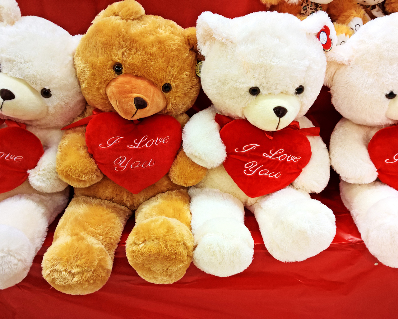 Плюшевые игрушечные мишки с сердечками