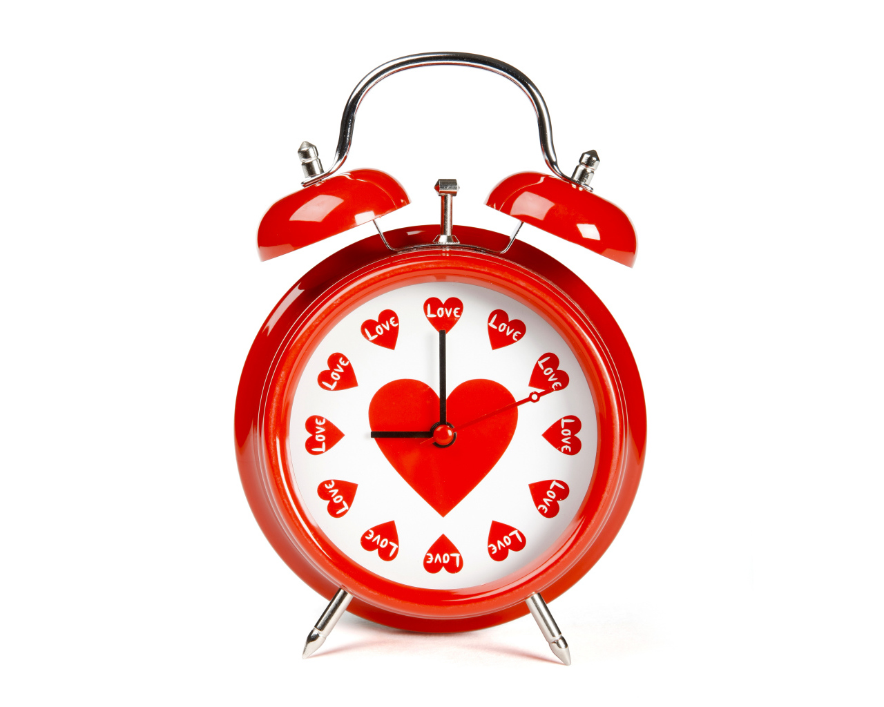 Красный будильник с сердечками на белом фоне