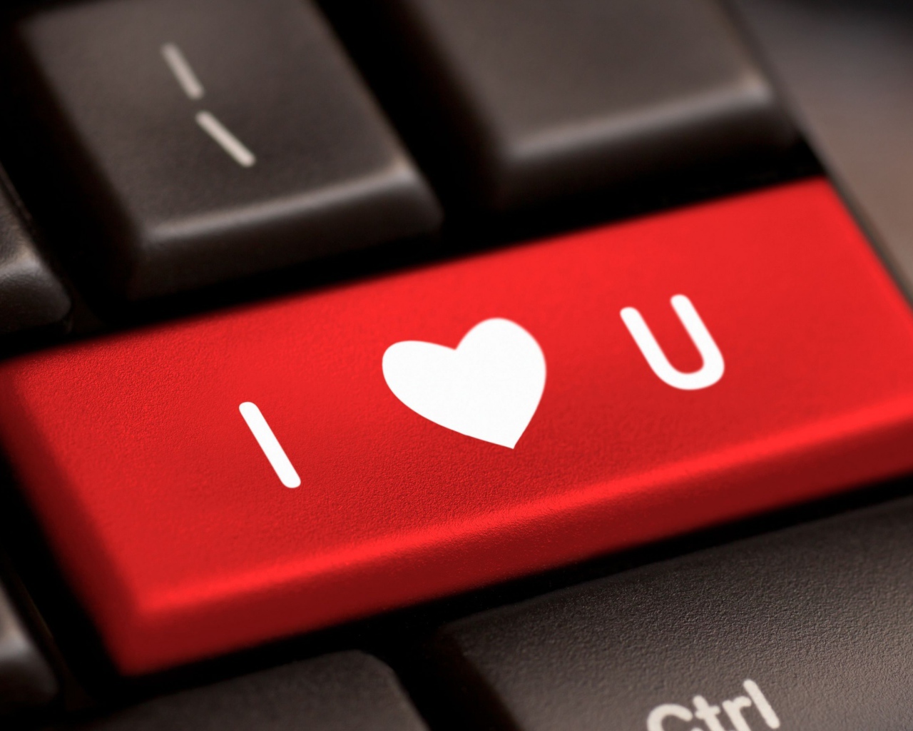Красная кнопка I Love You на клавиатуре