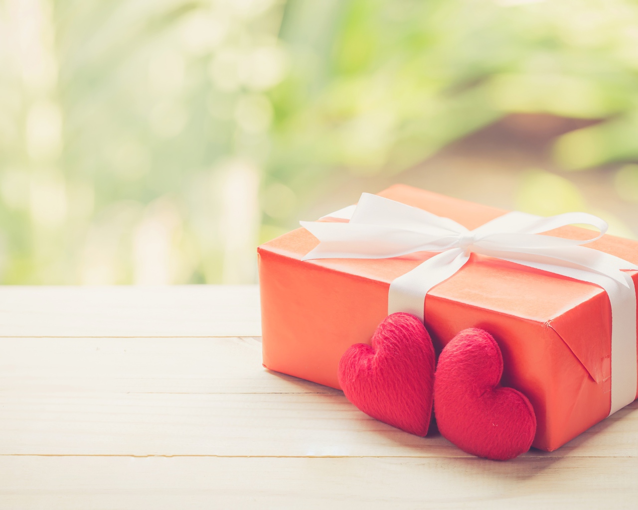 Красная подарочная коробка с красными сердечками