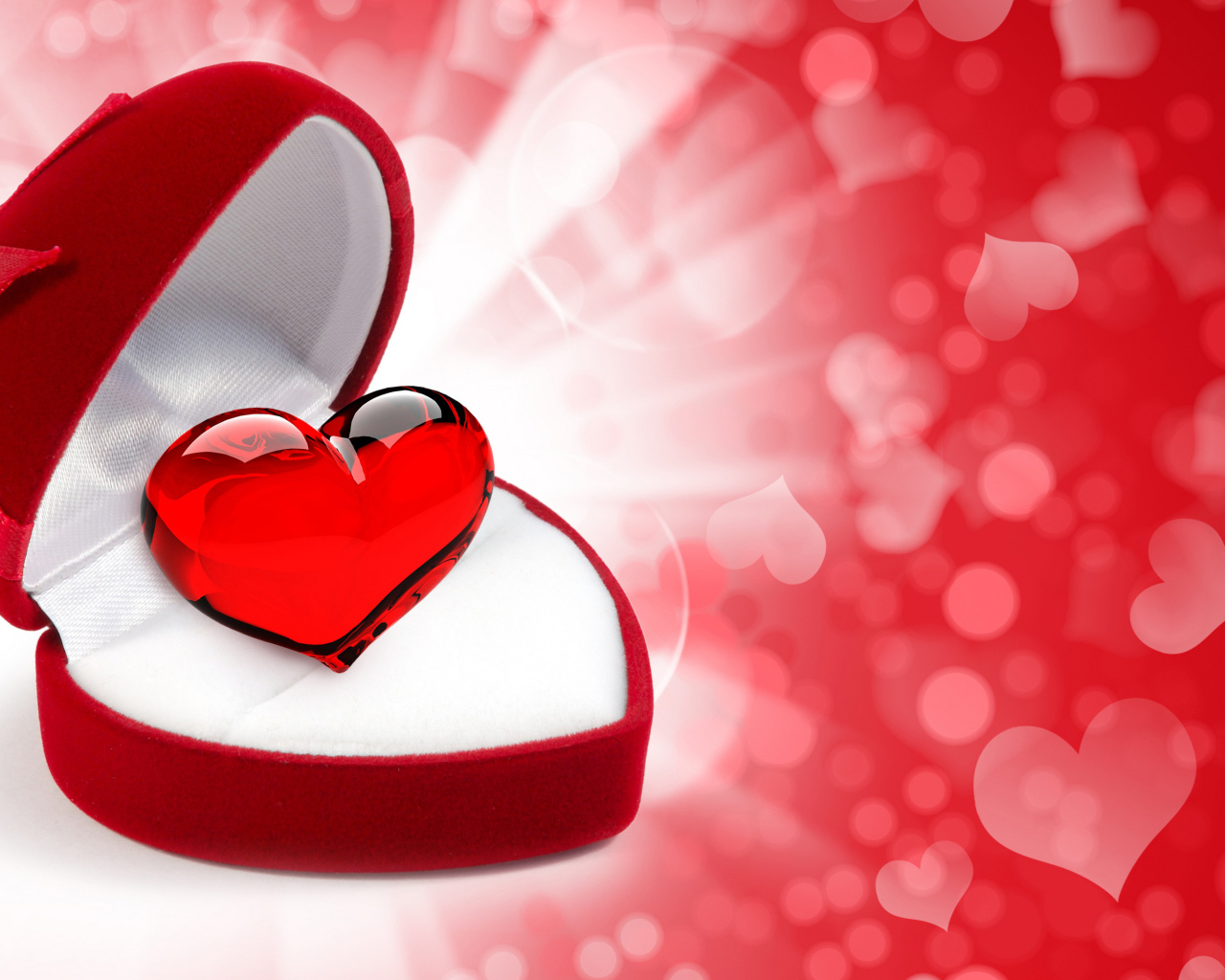 Красное сердце в красной ювелирной коробке