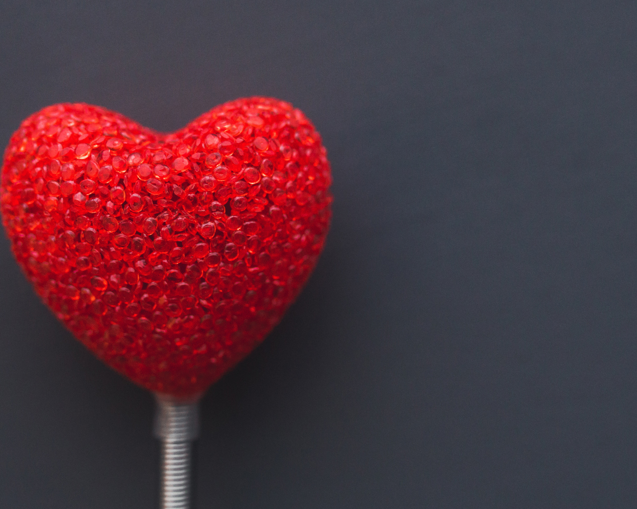 Красное сердечко на сером фоне