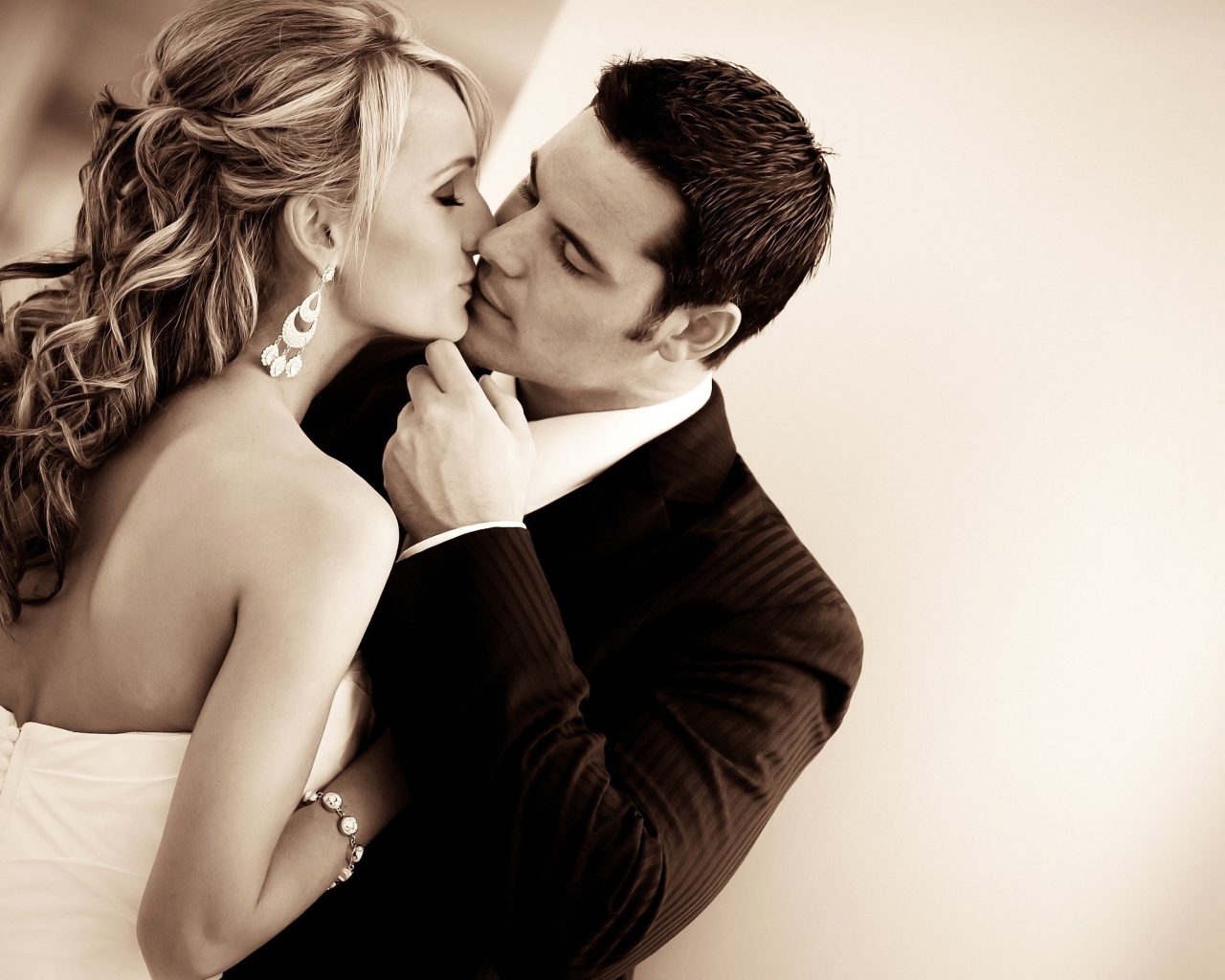 Романтический поцелуй жениха и невесты