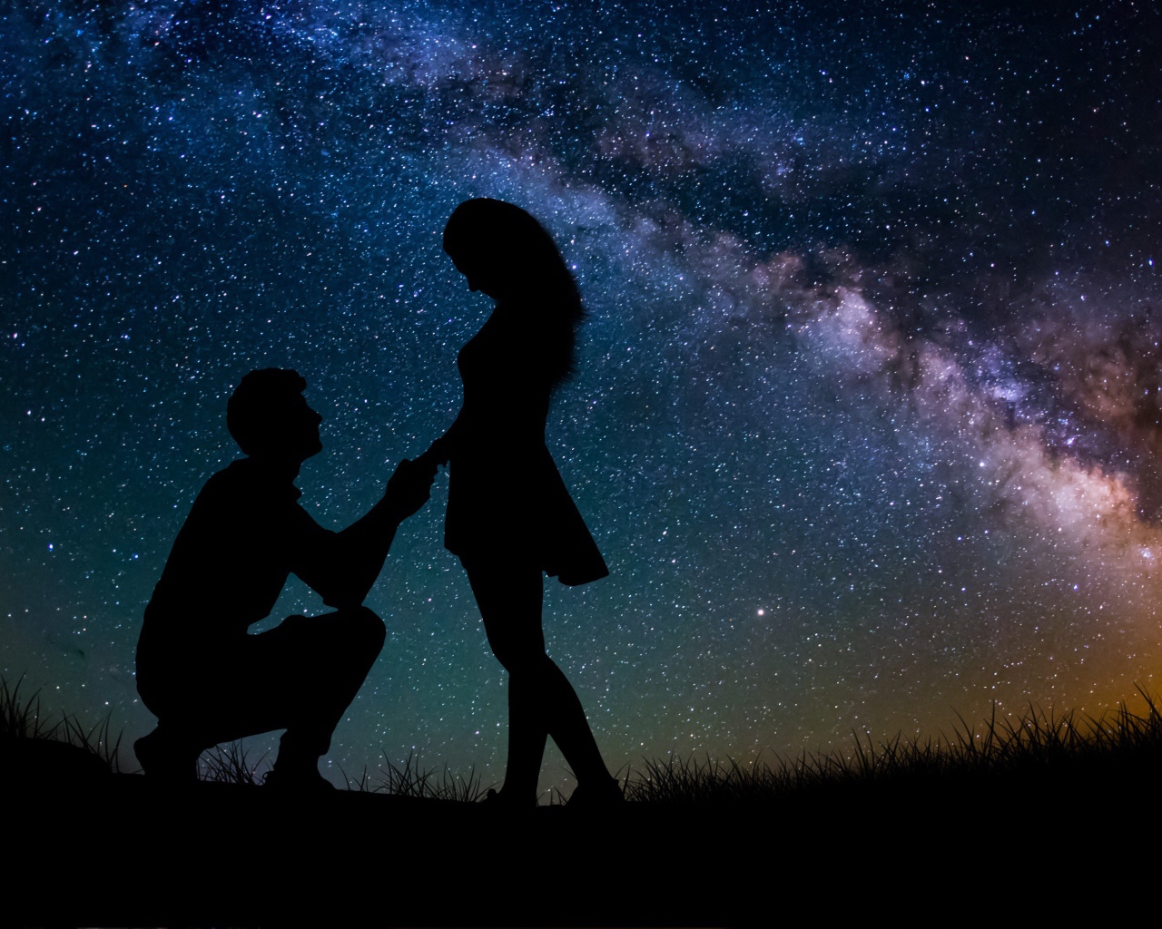 Силуэты влюбленной пары на фоне звездного неба ночью 