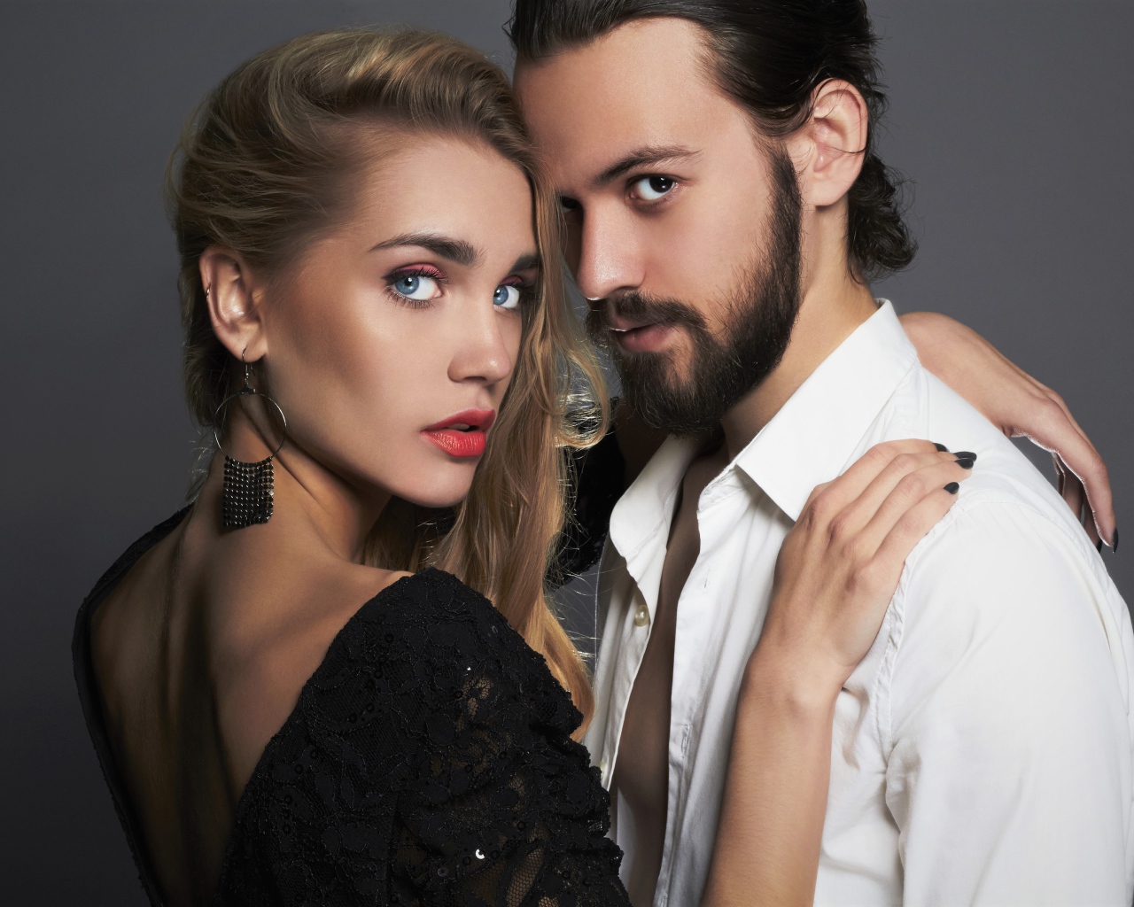 Стильная влюбленная пара на сером фоне