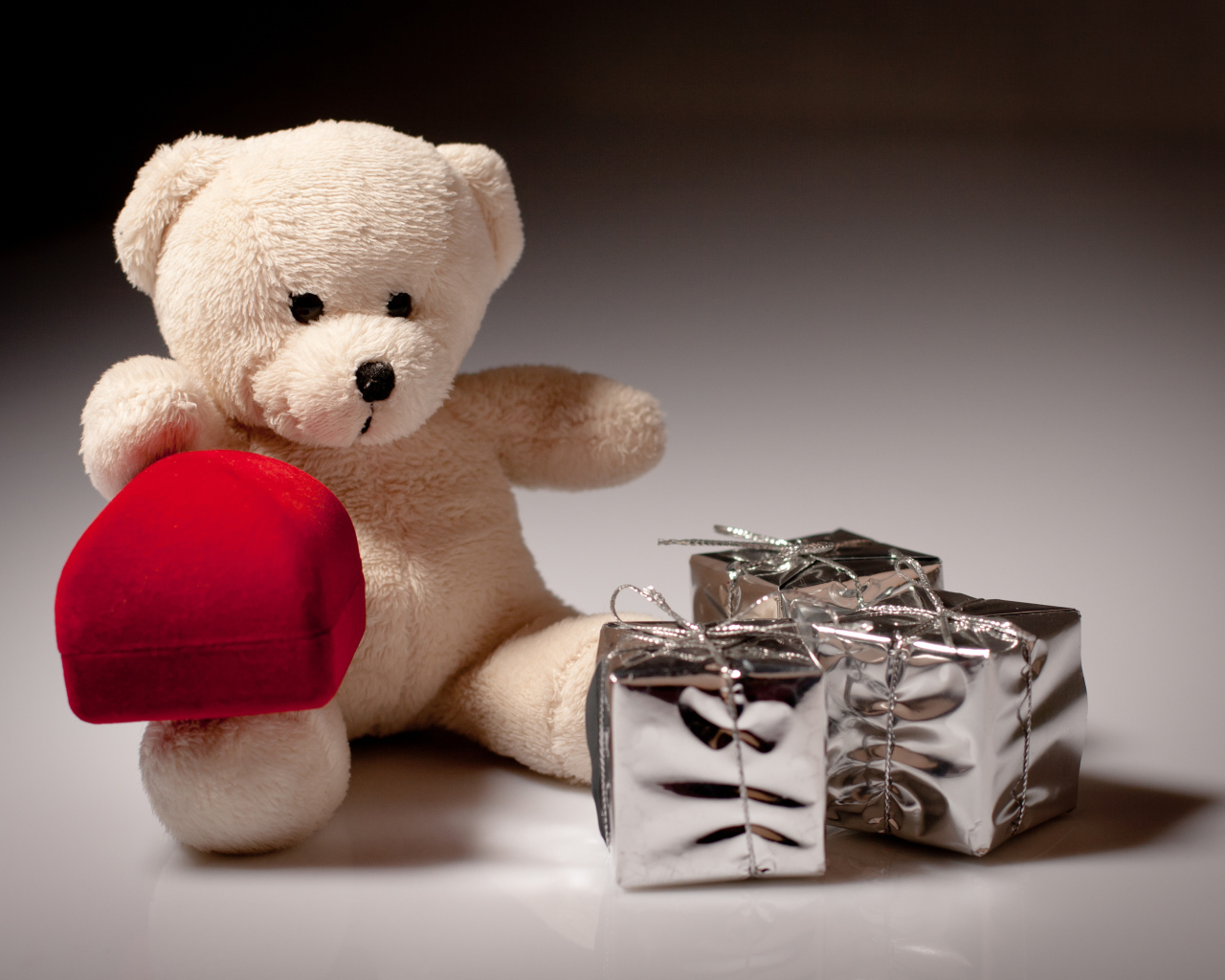 Плюшевый мишка Тедди с красной коробкой для кольца