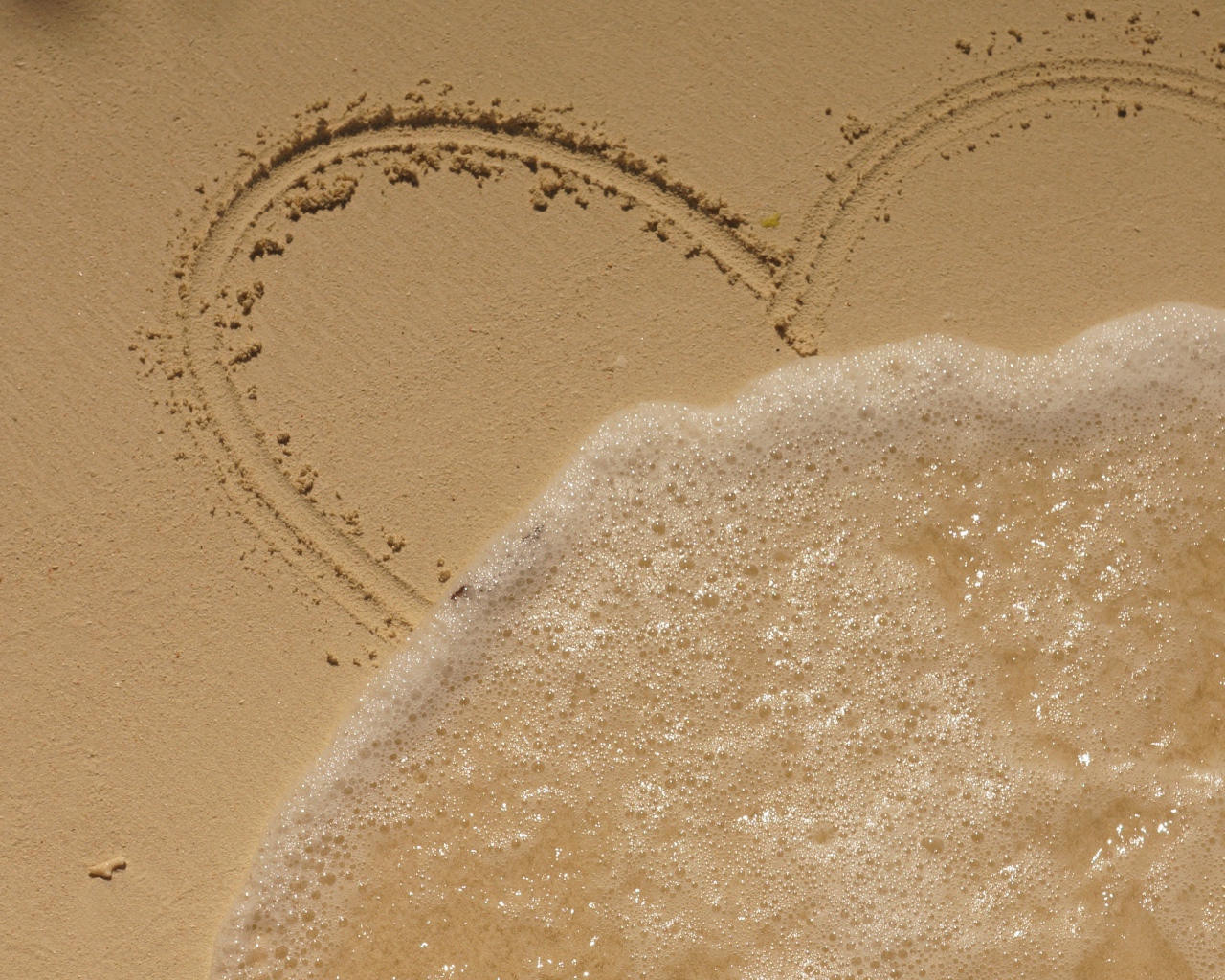 Сердце на песке смывает волной
