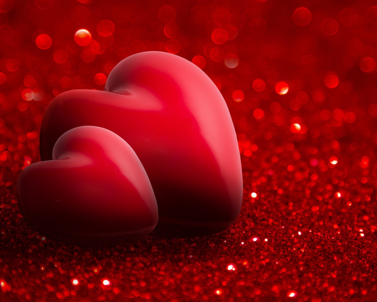 Два красных сердца на блестящем красном фоне
