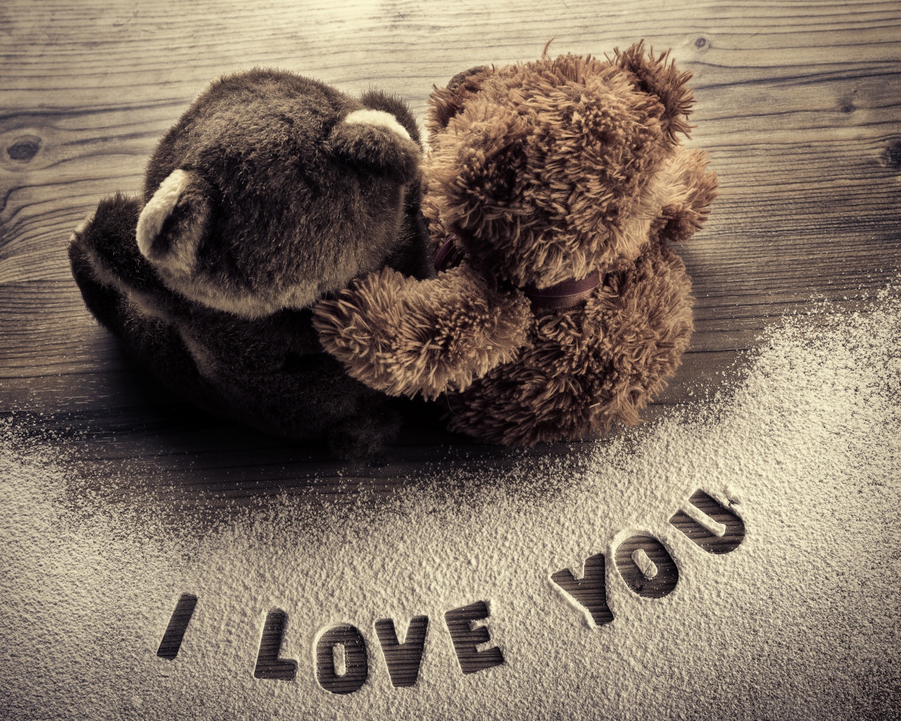 Два медвежонка Тедди на фоне надписи Я тебя люблю 