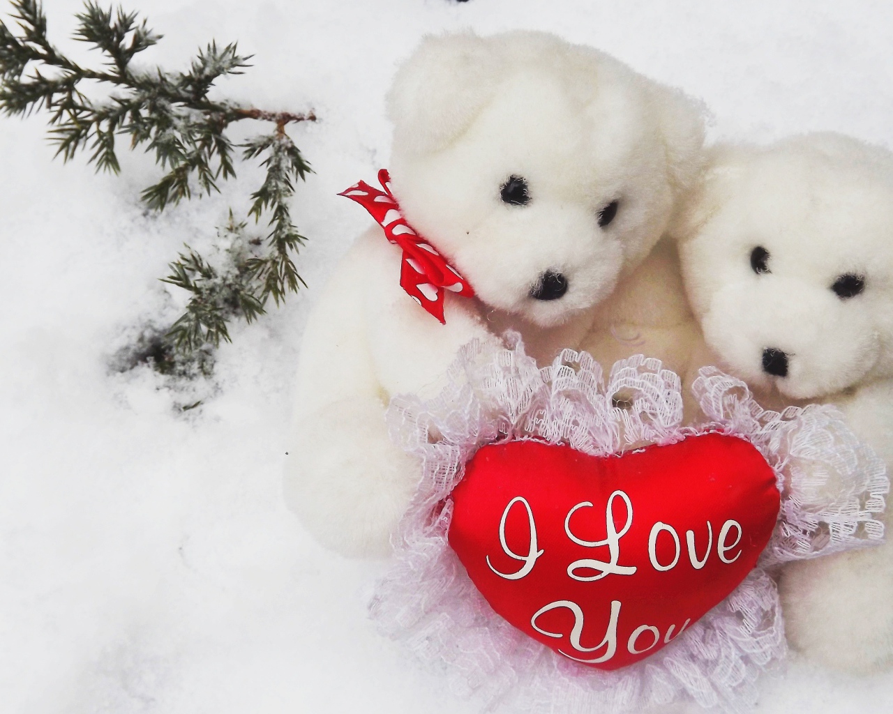 Два белых плюшевых медведя с сердечком
