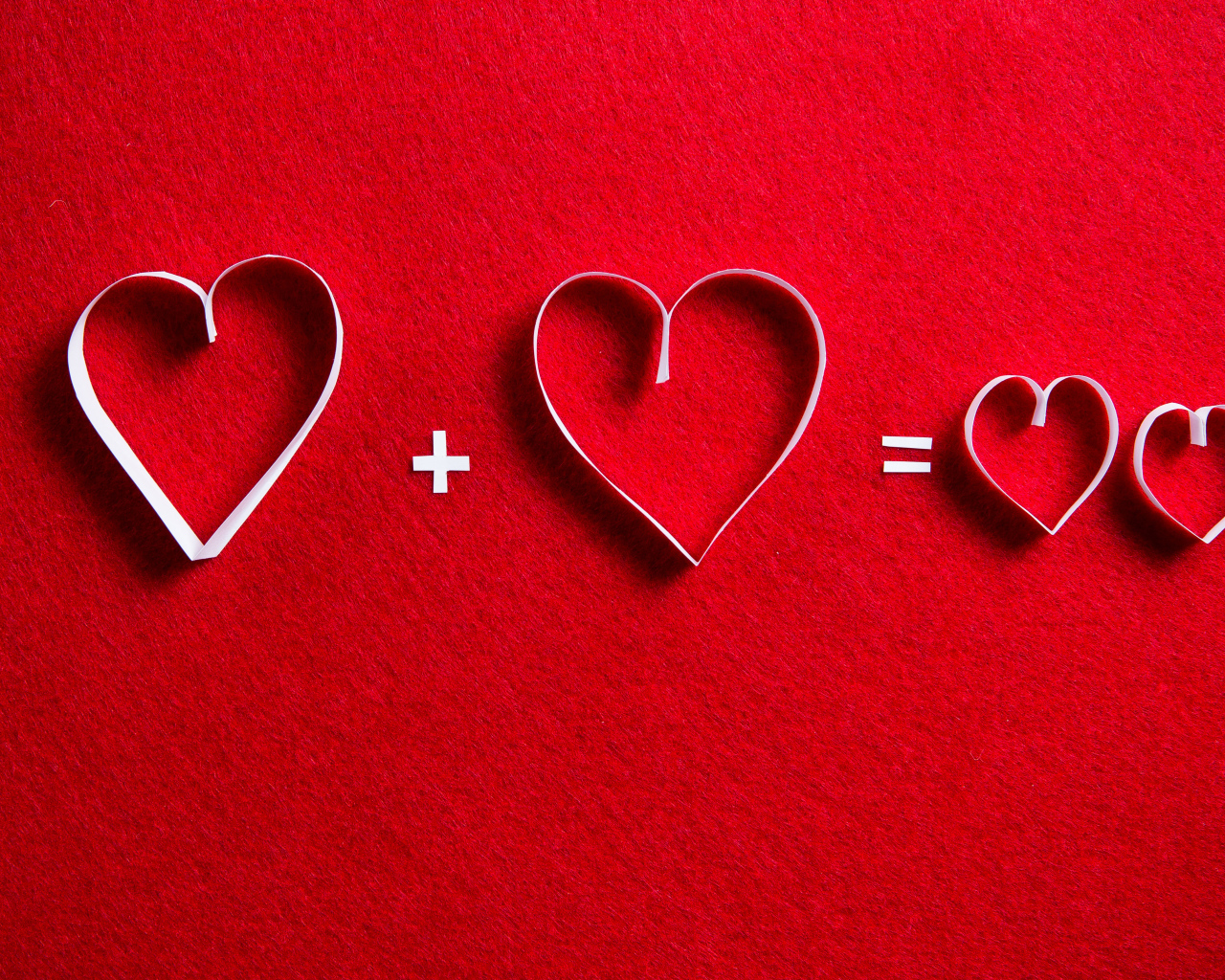 Белые бумажные сердечки на красном фоне