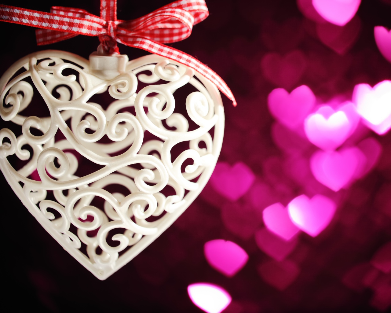 Плетеное белое сердце с бантом 