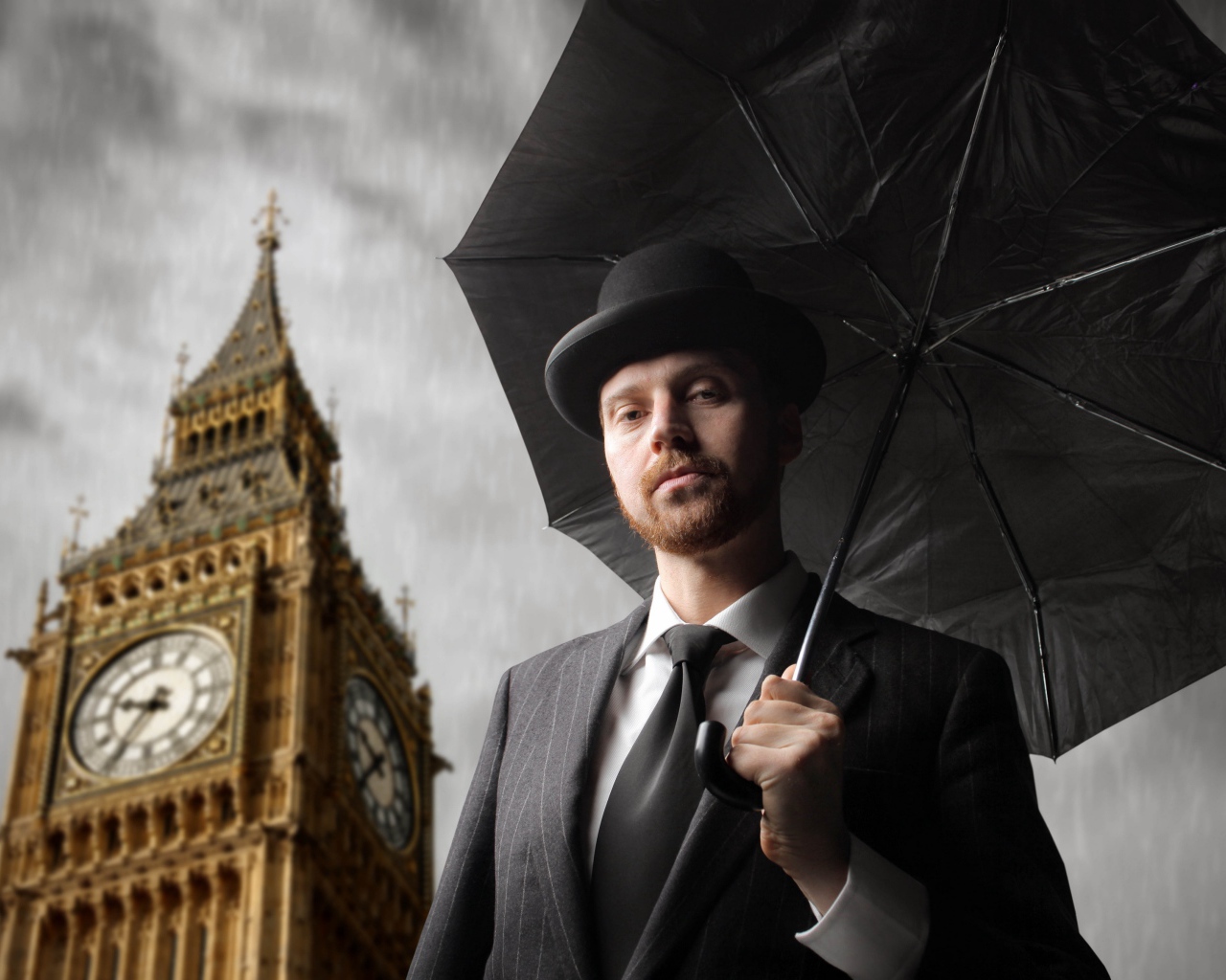 Мужчина в костюме с черным зонтом у башни с часами 