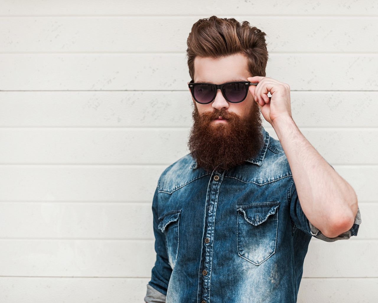 Красивый мужчина с бородой в черных очках 