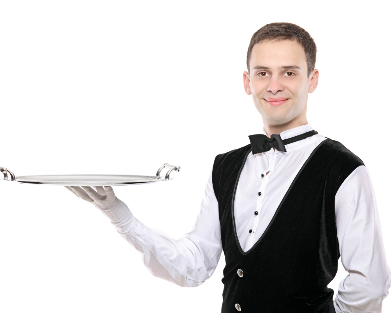 Мужчина официант с подносом в руках на белом фоне