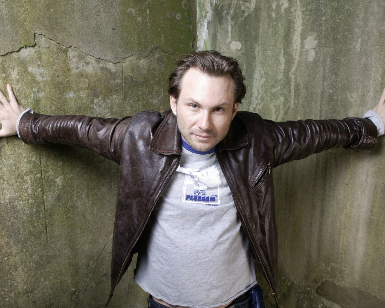 Актер Кристиан Слэйтер в куртке в старой комнате