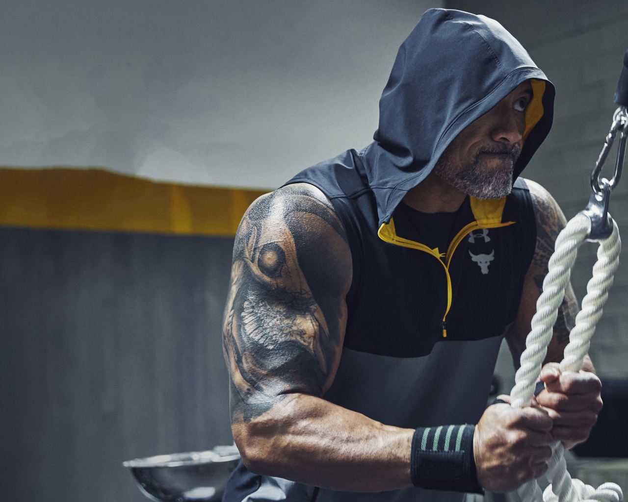 Актер Дуэйн Джонсон занимается в спортзале 