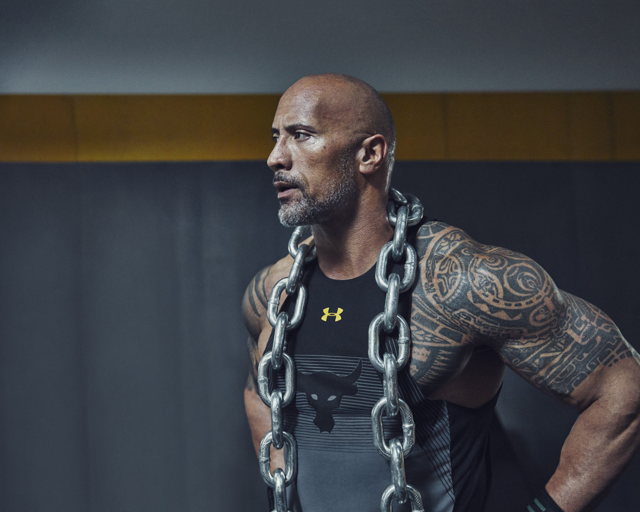 Актер Дуэйн Джонсон с цепью на шее