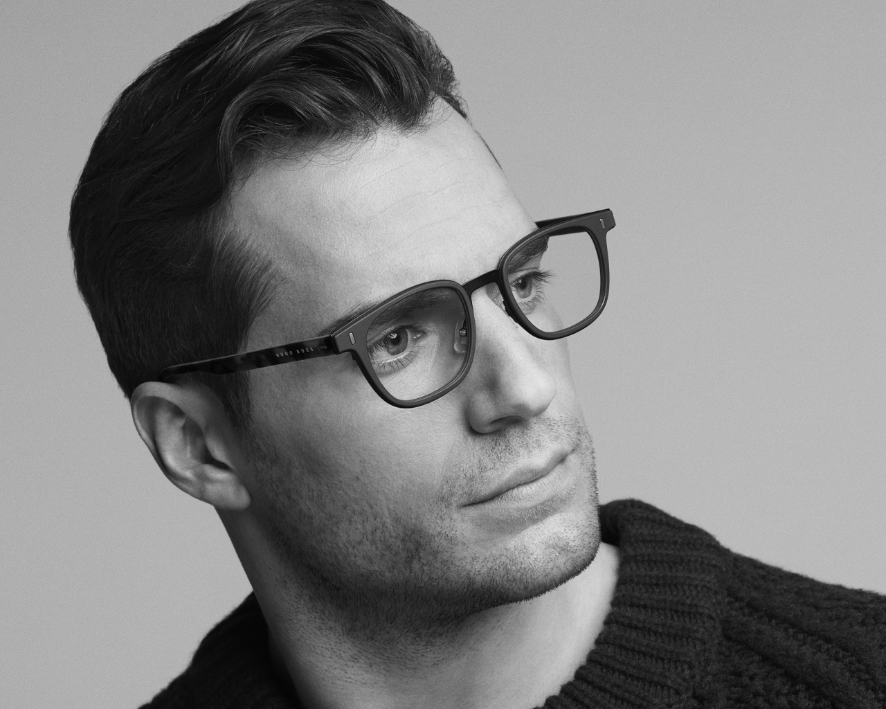 Актер Генри Кавилл в очках черно белое фото 