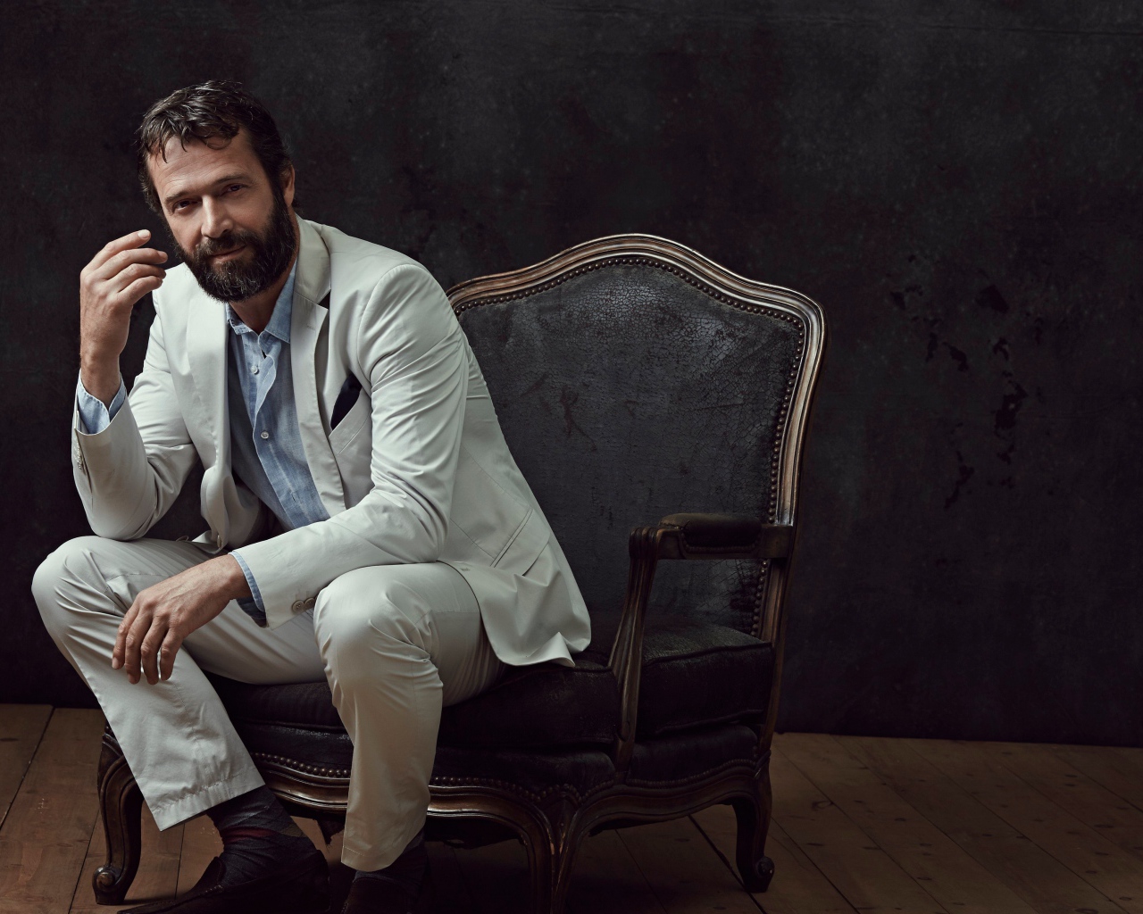 Актер Джеймс Пьюрфой сидит в кресле 