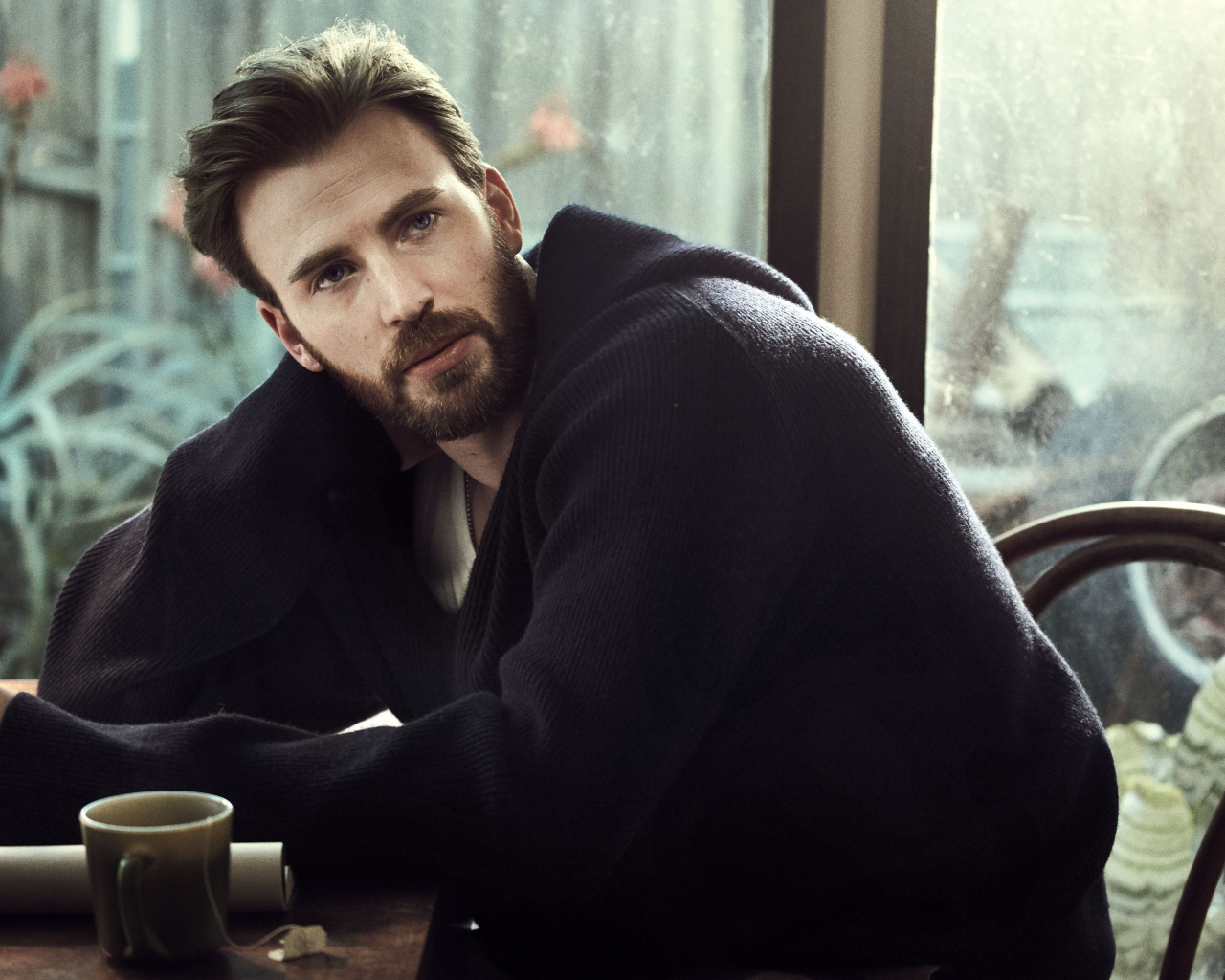 Американский актер Крис Эванс в черном свитере