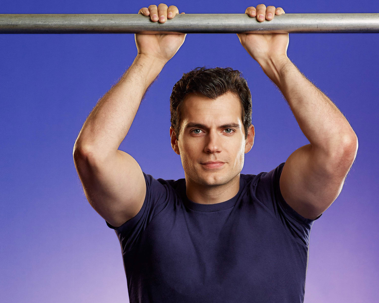 Красивый спортивный актер Генри Кавилл