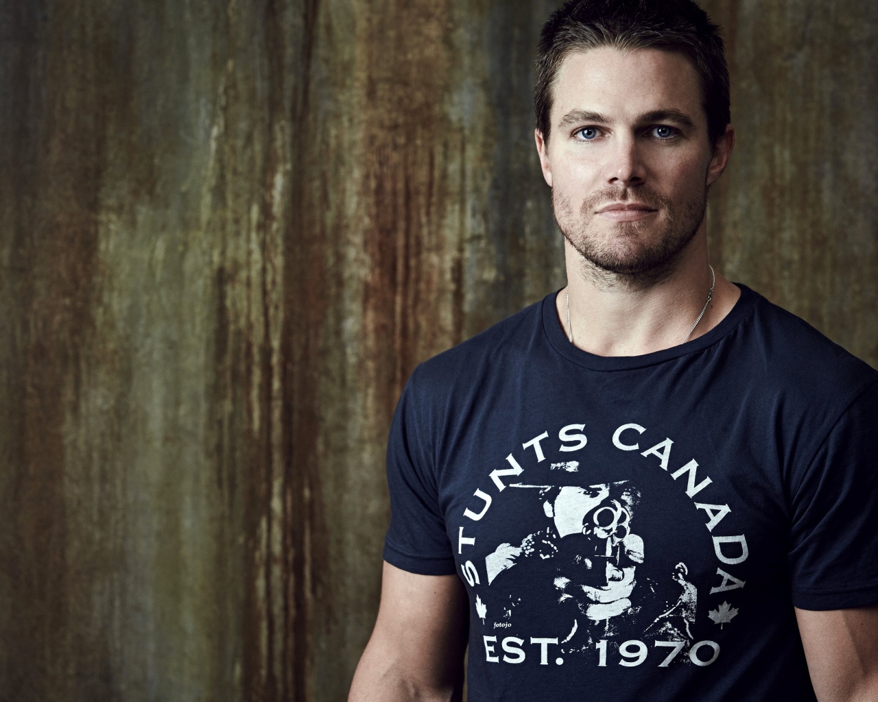 Голубоглазый мужчина актер Стивен Амелл