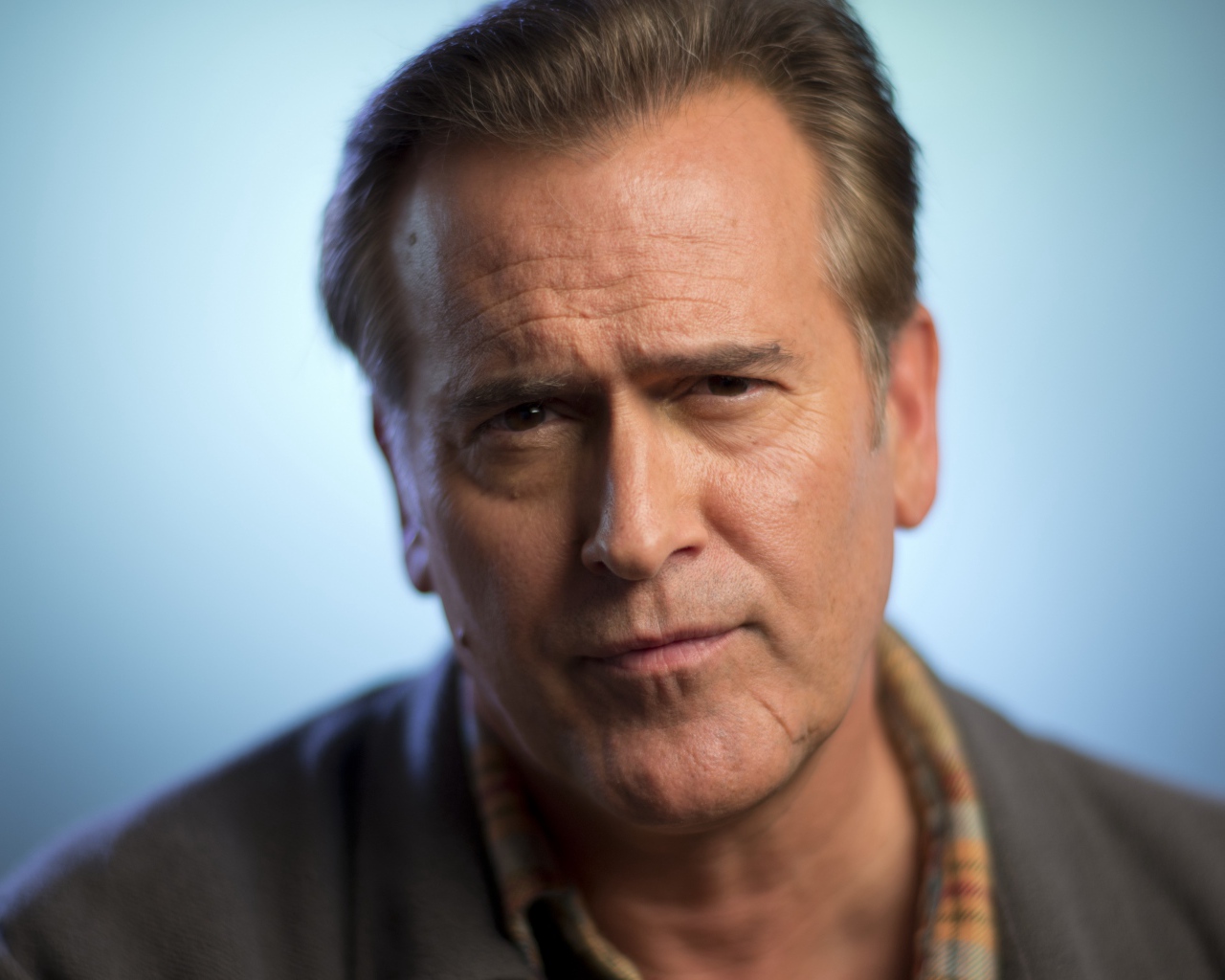 Кареглазый мужчина актер Брюс Кэмпбелл