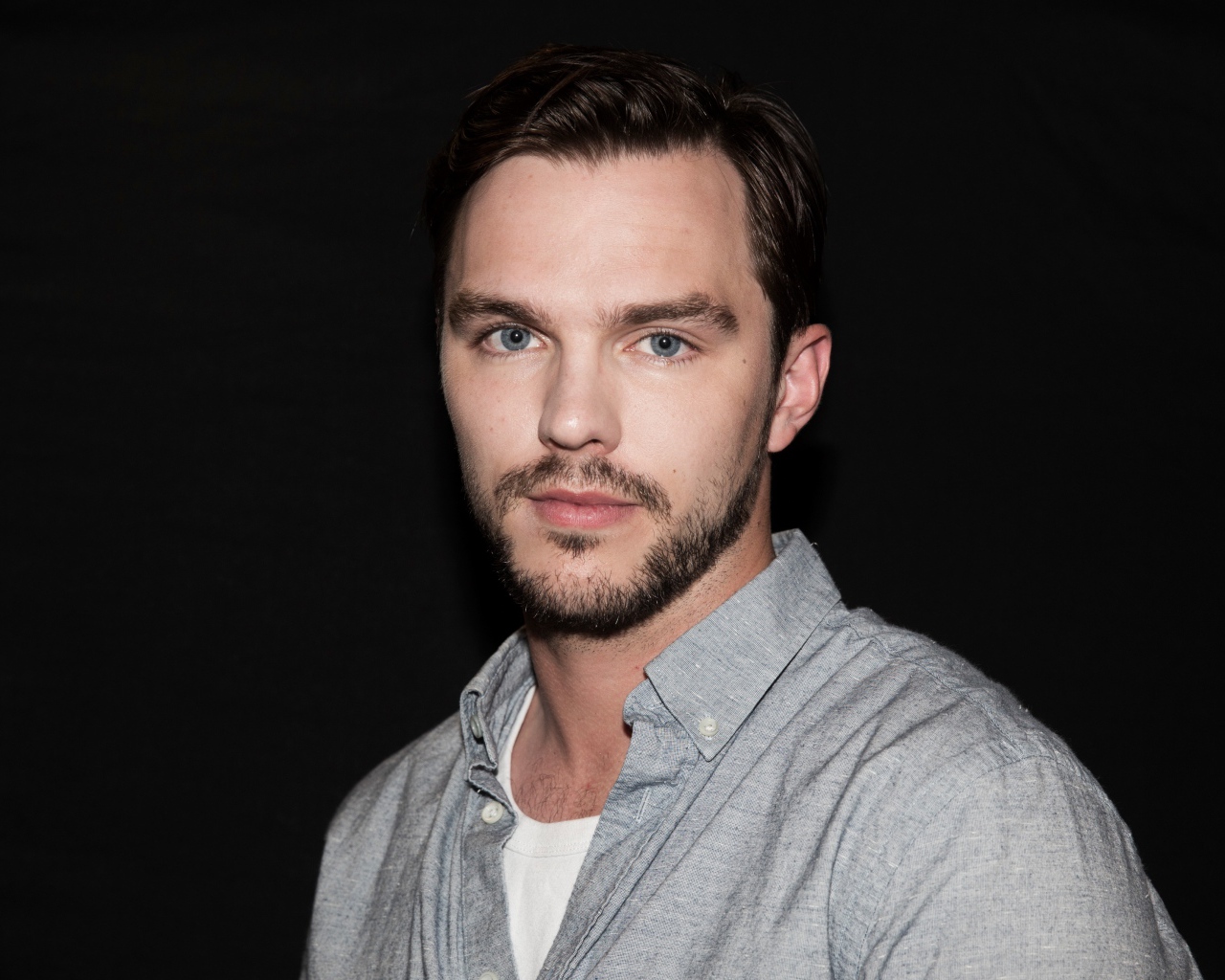 Красивый голубоглазый парень, актер Николас Холт