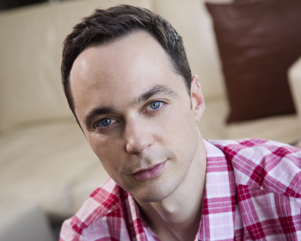 Красивый голубоглазый мужчина, актер Джим Парсонс