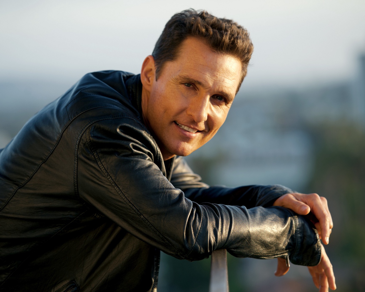 Красивый популярный актер Мэттью Макконахи в черной куртке 