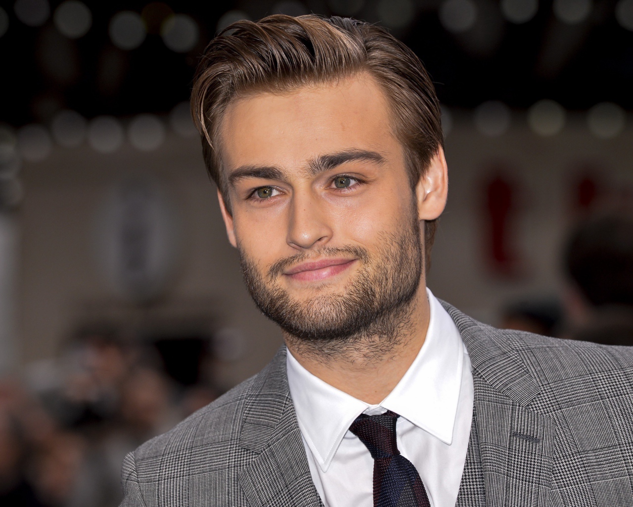 Красивый стильный актер Дуглас Бут в костюме