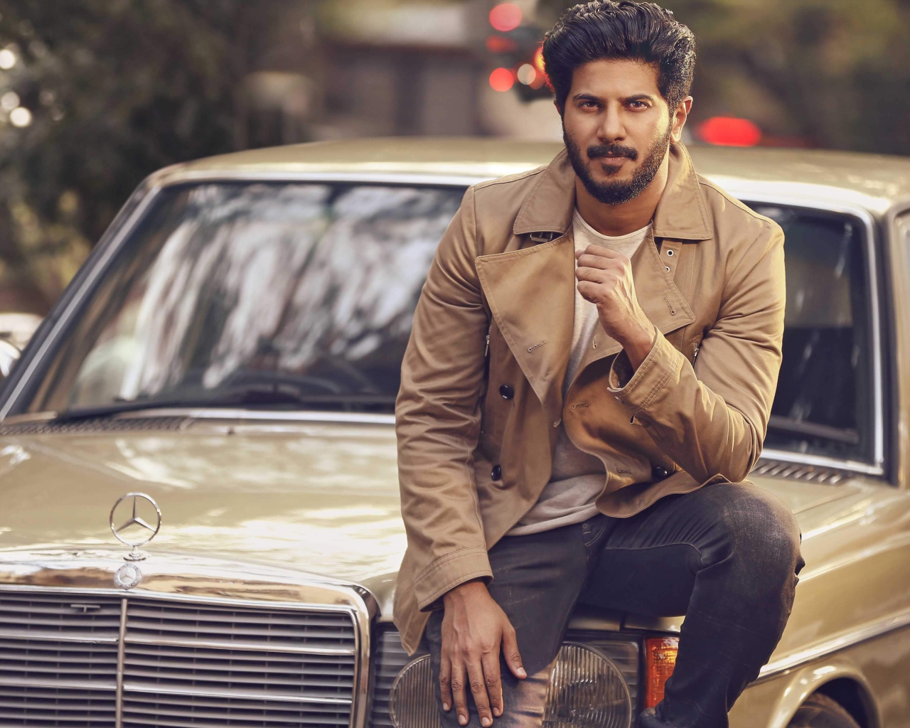 Индийский актер Дулкар Салман сидит на машине