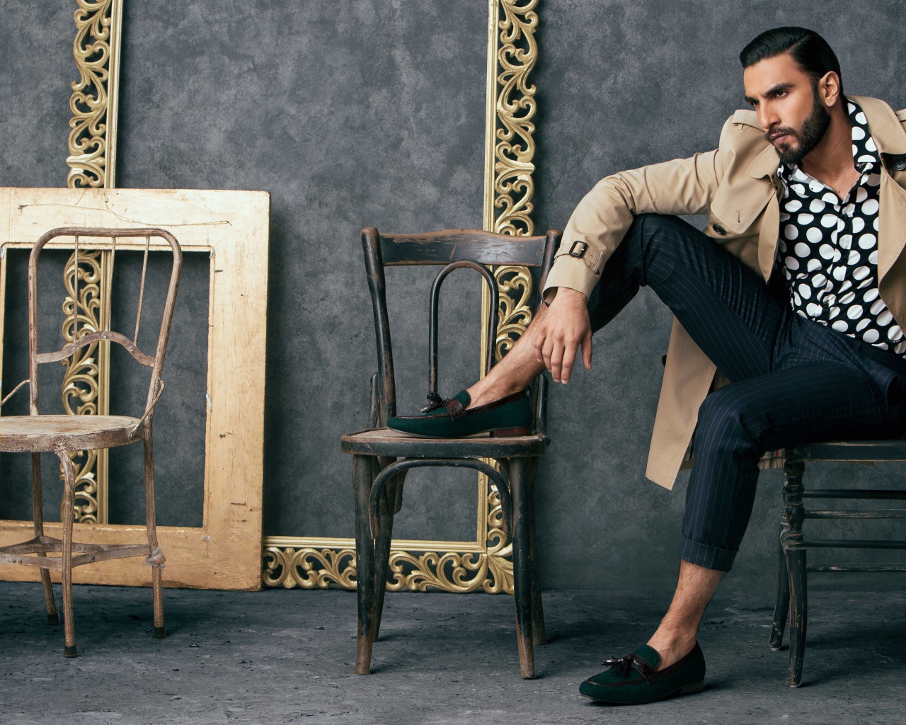 Индийский актер Ранвир Сингх сидит на стуле