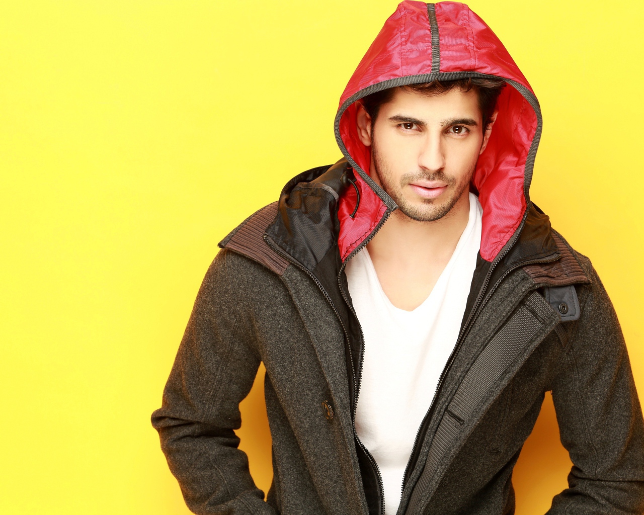Индийский актер Сидхарт Мальхотра фото на желтом фоне
